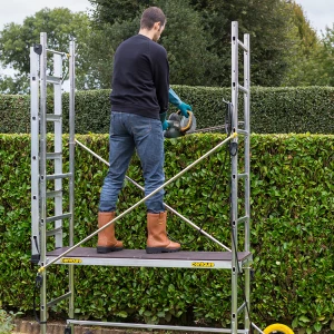 La taille sélective professionnelle assure la croissance saine de vos plantes. Explorez nos services d'entretien professionnel dans le 44.